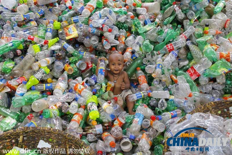 关注孟加拉国童工生存现状 在废瓶堆里成长