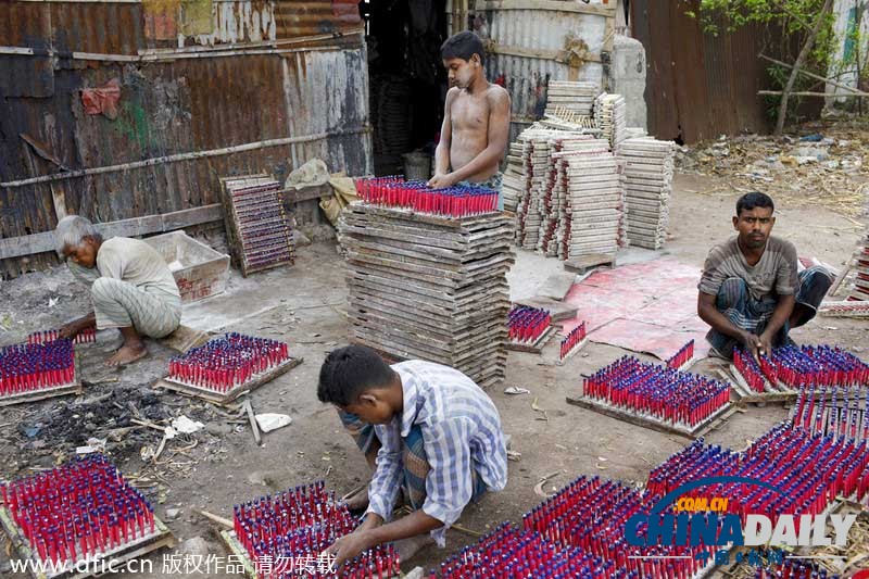 关注孟加拉国童工生存现状 在废瓶堆里成长