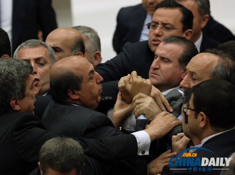 土耳其议会就腐败进行辩论 议员大打出手上演“全武行”