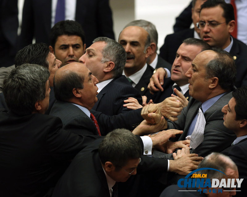 土耳其议会就腐败进行辩论 议员大打出手上演“全武行”