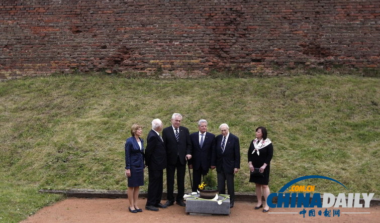 德国总统向捷克二战受害者纪念碑敬献花圈