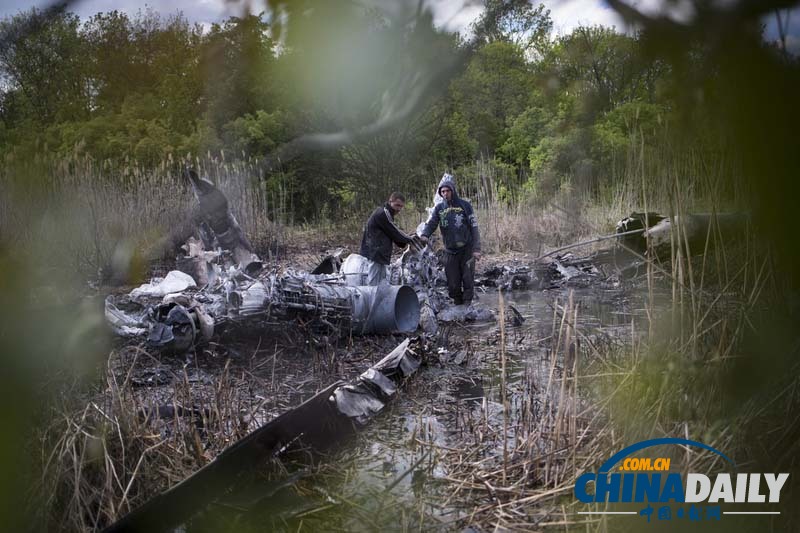 乌克兰军方击落自家直升机 民众捡坠毁飞机零部件