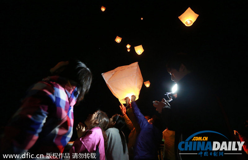 韩国民众放飞天灯为沉没客轮失踪人员祈福