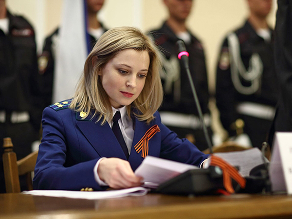 克里米亚美女检察长着新制服效忠俄罗斯宪法