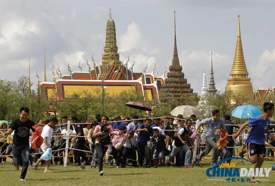 泰国举行传统“春耕节”典礼 官员跪着亲自喂牛