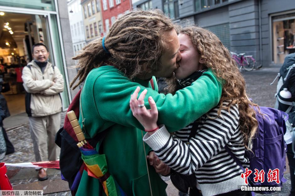 丹麦375人接力传吻打破中国人保持世界纪录