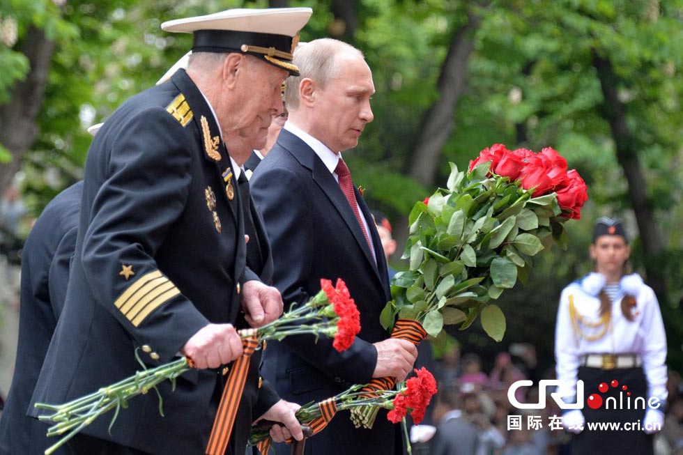 俄总统普京首次到访克里米亚 检阅黑海舰队（图）