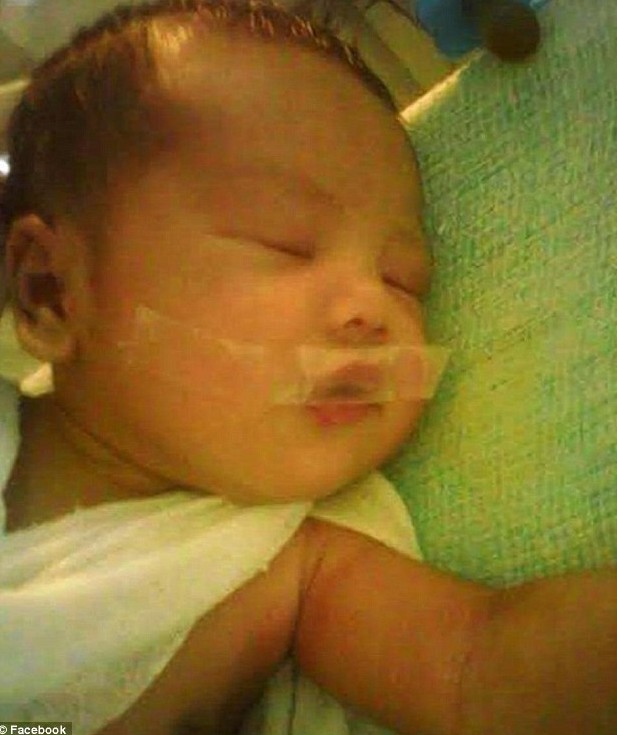 菲律宾一护士用胶布封住婴儿嘴防哭闹