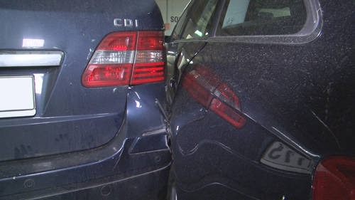 德国八旬女司机停车场连撞11车 损失达6万欧元