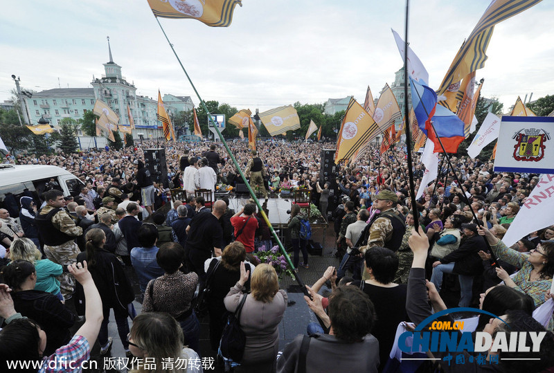 乌克兰东部两州宣布“独立”民众燃放烟花庆祝