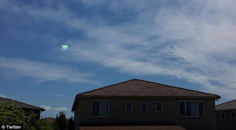 美加州上空云层现神秘空洞 引发外星生物猜测(组图)