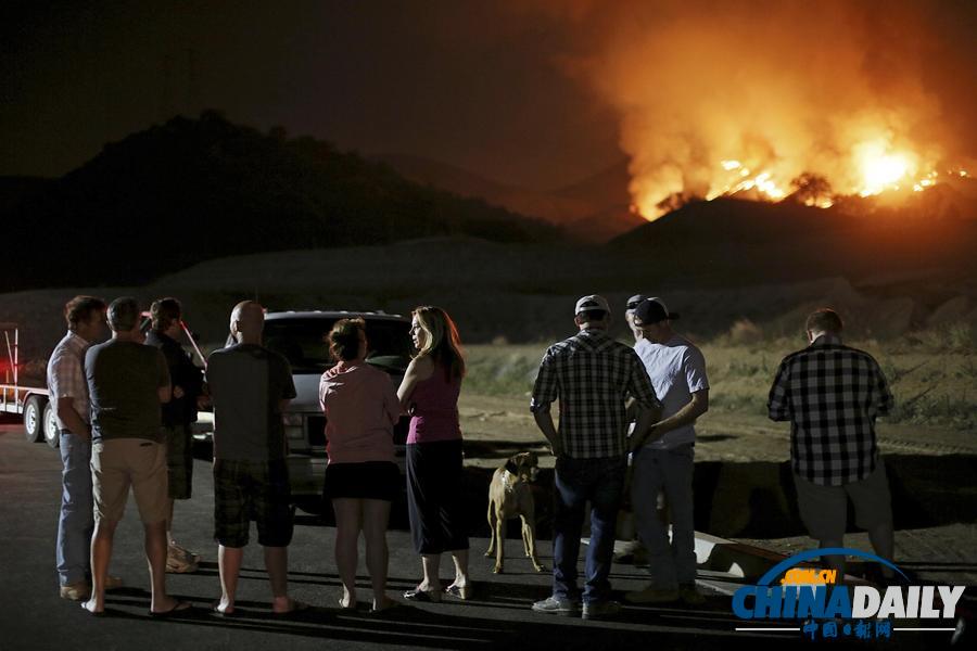 美国加州南部爆发9处山林大火 数千民众逃离家园