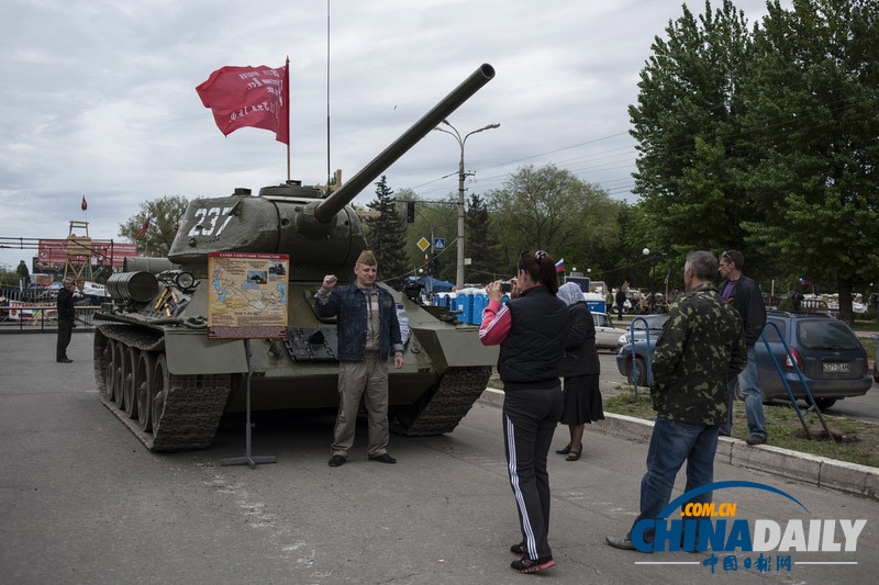卢甘斯克民众修复二战T-34坦克开上街游行