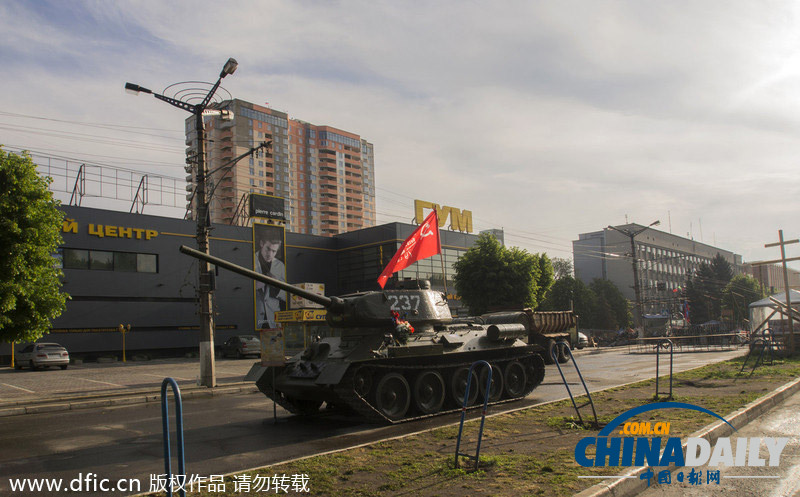 卢甘斯克民众修复二战T-34坦克开上街游行
