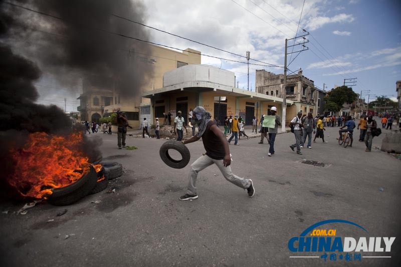 海地反政府示威者要求罢免总统 遭催泪弹熏晕