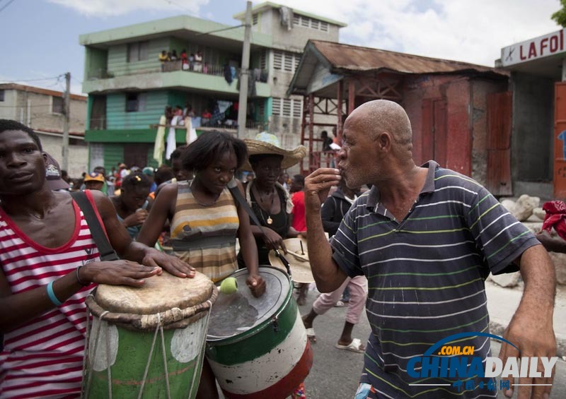 海地反政府示威者要求罢免总统 遭催泪弹熏晕