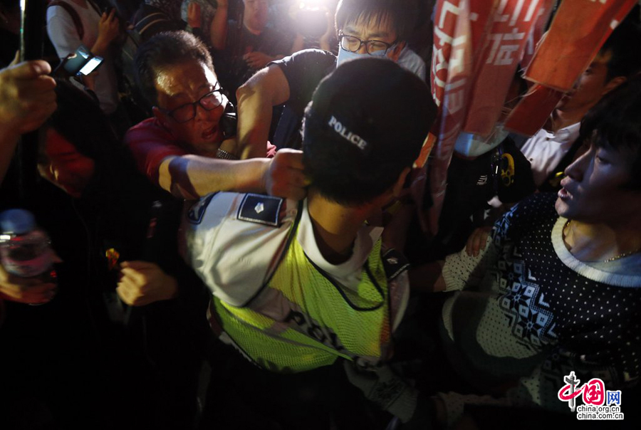 韩民众要求朴槿惠为沉船事故负责 与防暴警察冲突