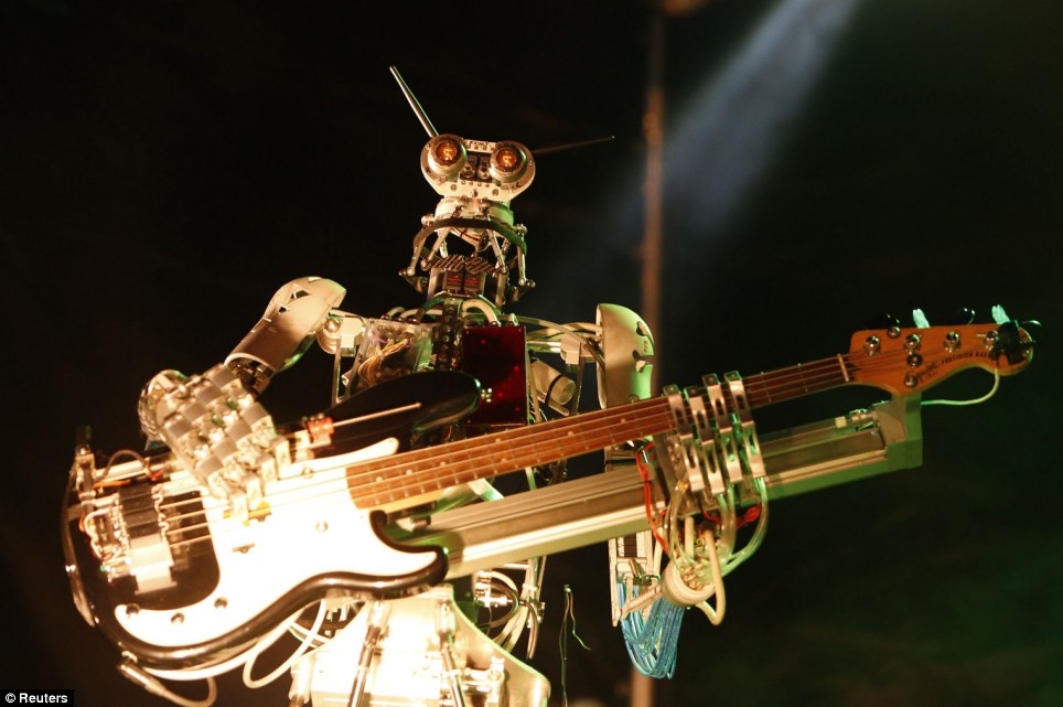 机器人“乐手”莫斯科举办演唱会