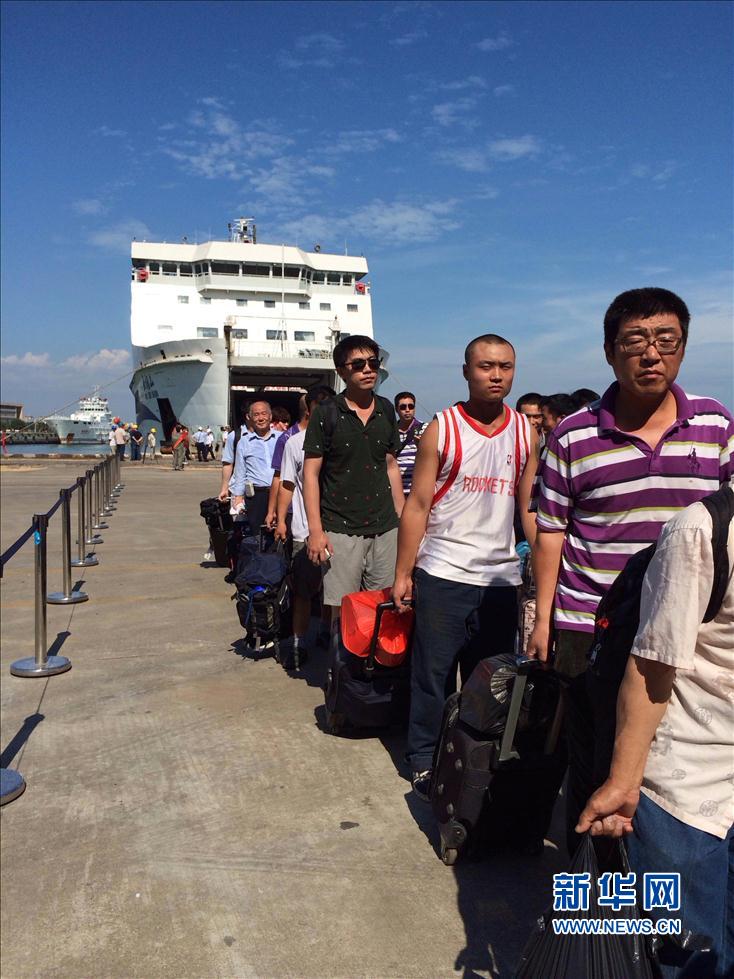 首批989名自越南返回的中方人员乘坐“五指山”号客轮抵海口