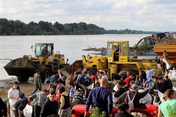 塞尔维亚遭遇特大洪水致20人亡 宣布全国哀悼三天