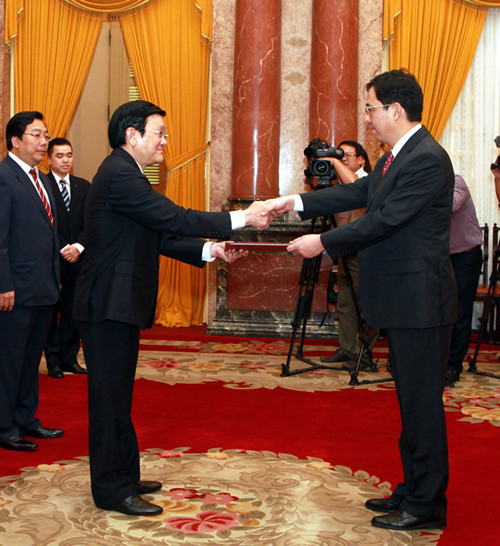 新任中国驻越大使洪小勇向越南国家主席张晋创递交国书