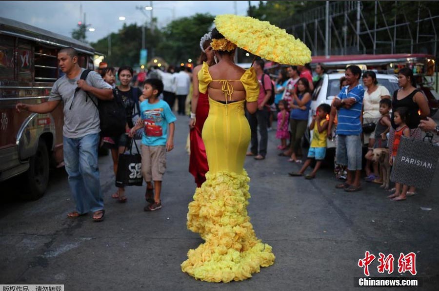菲律宾变性人盛装游街 庆祝第9届国际不再恐同日