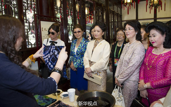 彭丽媛邀出席亚信峰会国家领导人夫人观顾绣赏昆曲