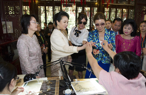 彭丽媛邀出席亚信峰会国家领导人夫人观顾绣赏昆曲