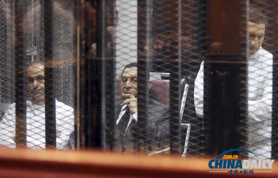 埃及前总统穆巴拉克及其两子出庭受审照曝光