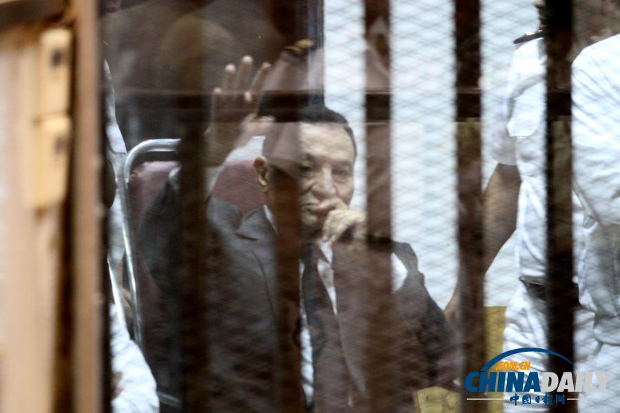 埃及前总统穆巴拉克及其两子出庭受审照曝光