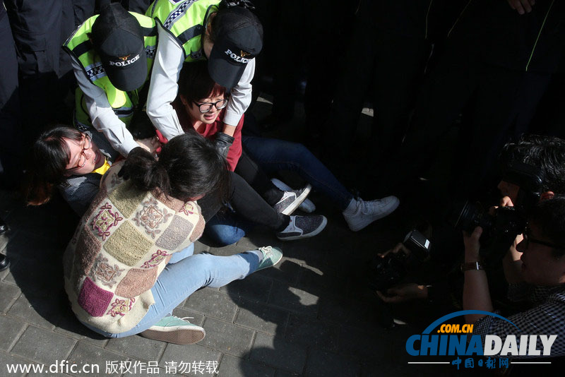 韩大学生就沉船事故示威要求内阁辞职 遭警察逮捕