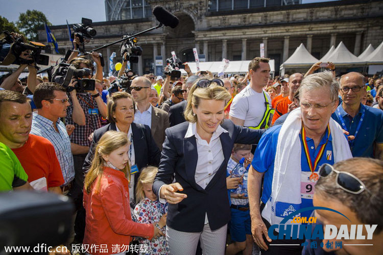 比利时国王参加“马拉松” 王后携子女加油助威