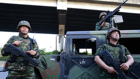 泰国军方发动政变 士兵封锁政府机关大楼