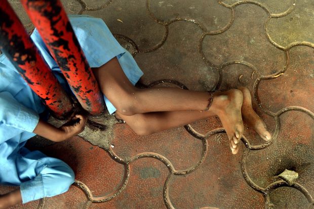 印度9岁残障男孩被绑公交站铁栏 骄阳似火行人漠视