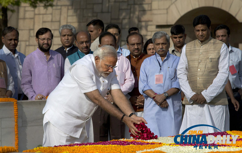 莫迪今日就任印度总理 前往甘地墓朝拜致敬
