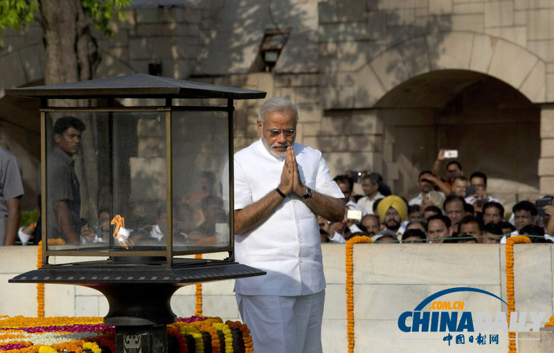 莫迪今日就任印度总理 前往甘地墓朝拜致敬