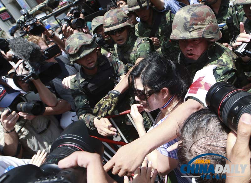 泰国士兵“怜香惜玉” 以肉身保护妇女免受袭击