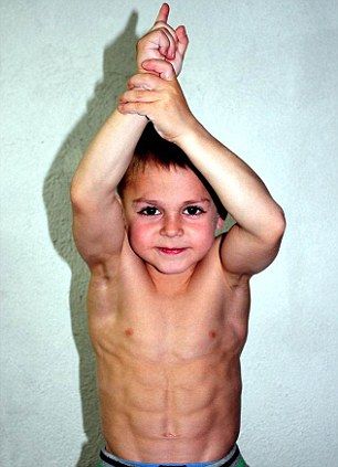 罗马尼亚9岁男孩炼成“肌肉型男”(组图)
