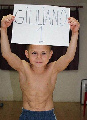 罗马尼亚9岁男孩炼成“肌肉型男”(组图)