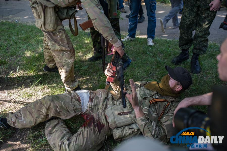 乌克兰军方与亲俄武装顿涅茨克机场激战