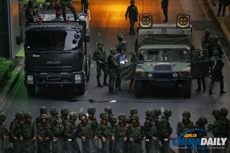 泰国示威民众持续与军方冲突 拒绝接受军事政变