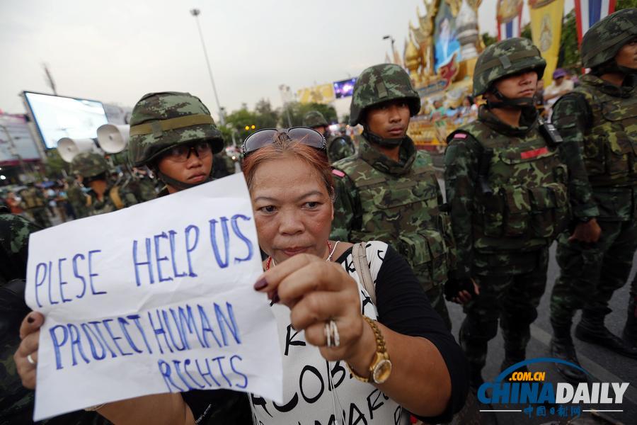 泰国示威民众持续与军方冲突 拒绝接受军事政变