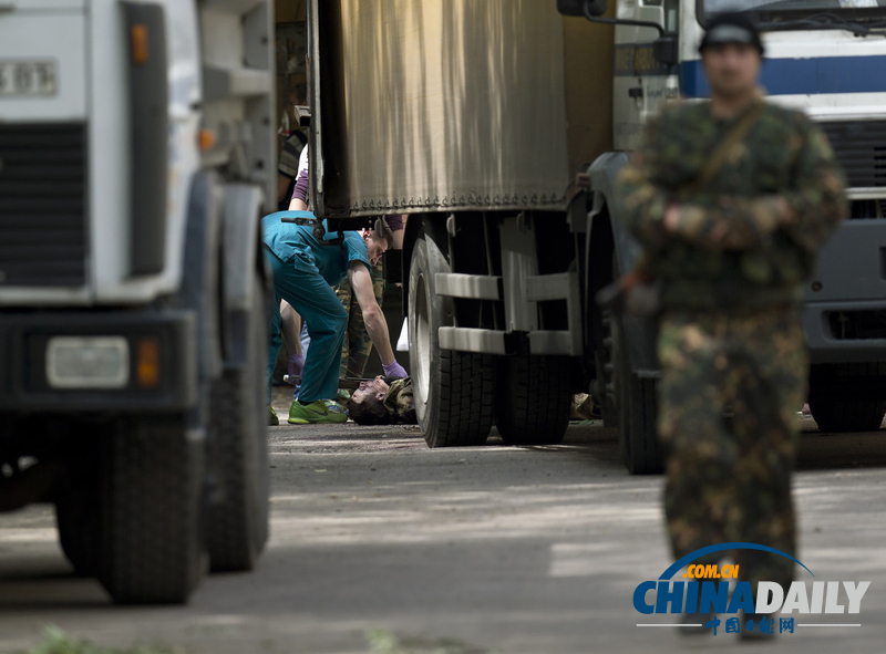 乌当局空袭致东部严重伤亡 亲俄分子遗体堆满停尸房