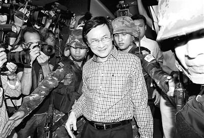 泰国前教育部长记者会上攻击政变被当众带走