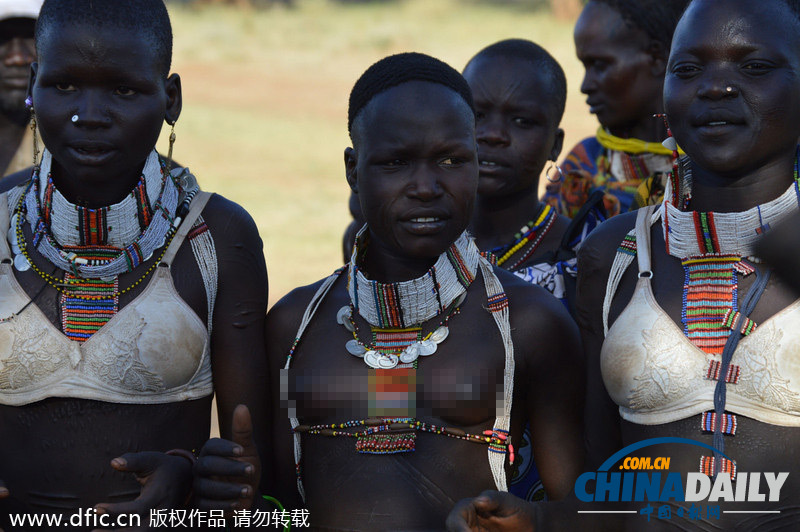 南苏丹原始部落遭现代化冲击 半裸妇女穿胸罩遮羞