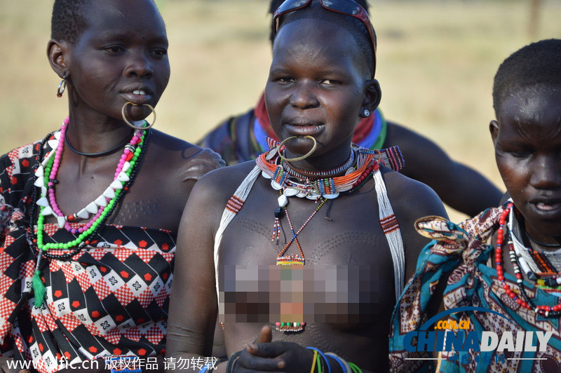南苏丹原始部落遭现代化冲击 半裸妇女穿胸罩遮羞