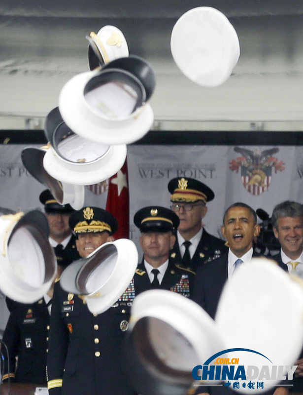 奥巴马出席西点军校毕业典礼 学员兴奋抛帽子