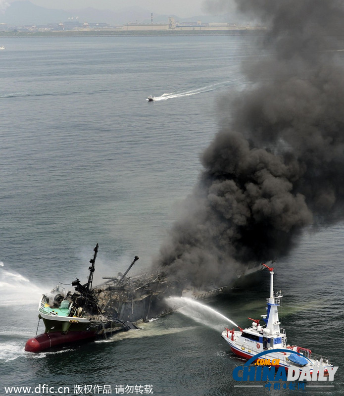 日本油轮爆炸起火致1人失踪4人受伤 船体严重受损