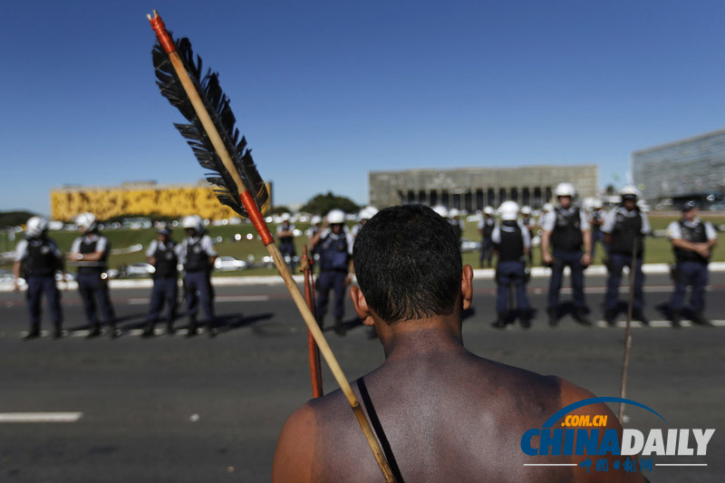 巴西土著因土地问题围堵司法部 手持弓箭与警方对峙