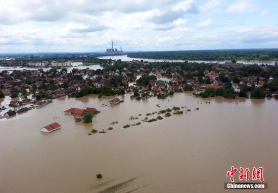图：塞尔维亚遭“百年一遇”洪灾 已致51人死亡